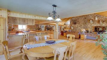 House (6 Bedrooms) | Interior