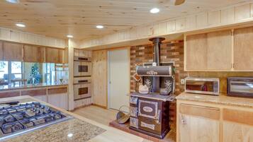 House (6 Bedrooms) | Interior