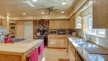 House (6 Bedrooms) | Interior