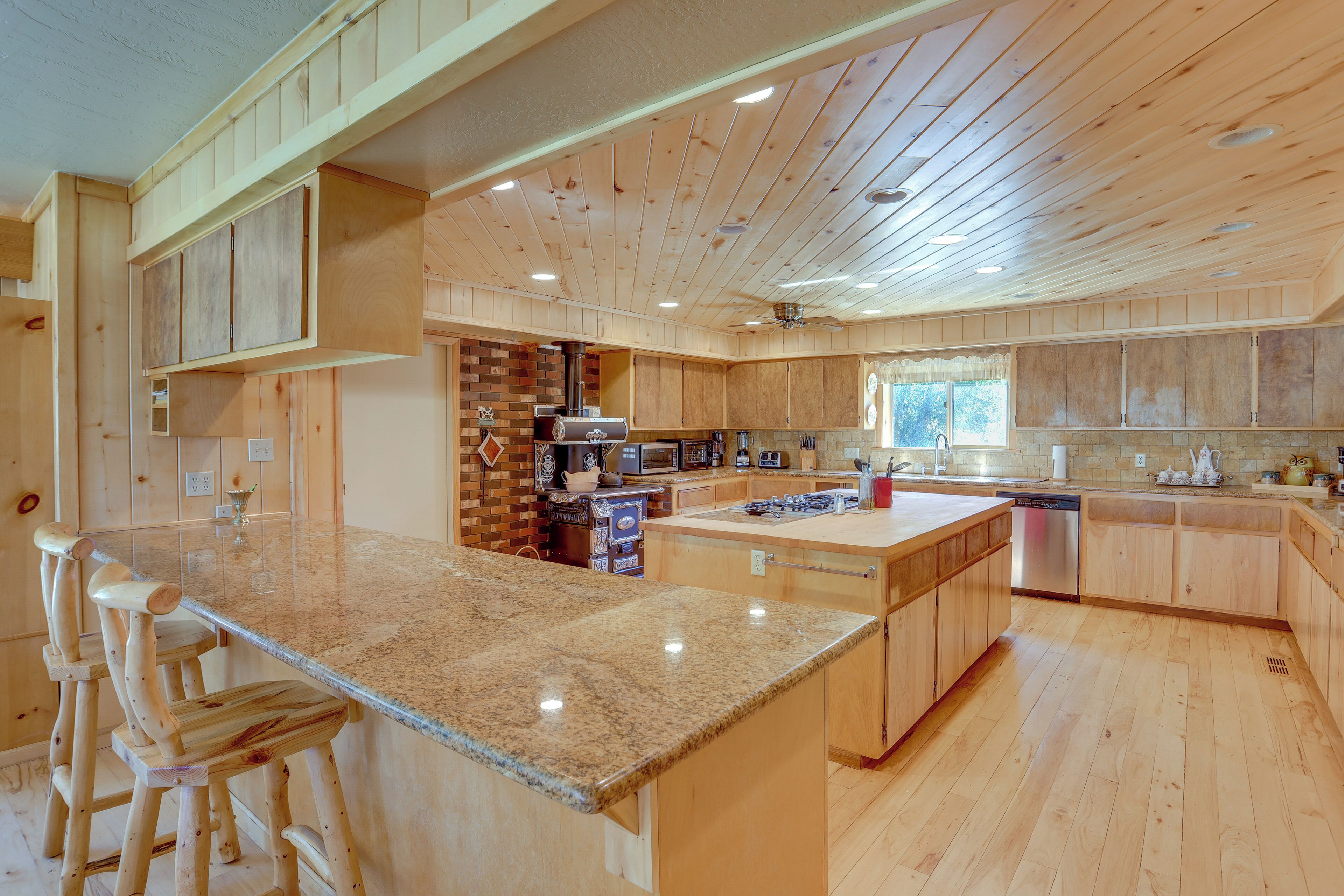 House (6 Bedrooms) | Interior