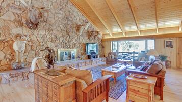 House (6 Bedrooms) | Interior