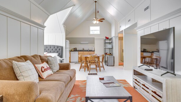 Living area - Stillwater Studio Loft Near Boone Pickens Stadium! (Stillwater)