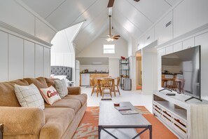 Living area - Stillwater Studio Loft Near Boone Pickens Stadium! (Stillwater)