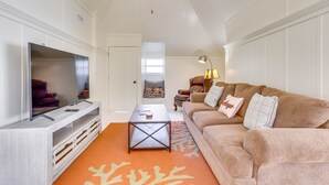 Living area - Stillwater Studio Loft Near Boone Pickens Stadium! (Stillwater)