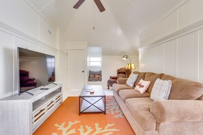 Living area - Stillwater Studio Loft Near Boone Pickens Stadium! (Stillwater)