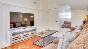 Living area - Stillwater Studio Loft Near Boone Pickens Stadium! (Stillwater)