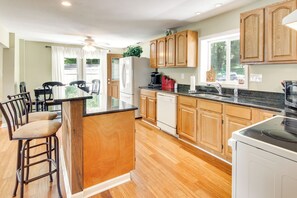 Interior - Hot Tub & Boat Dock: Lovely Lake Lure Retreat (Lake Lure)