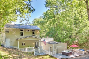 Interior - Hot Tub & Boat Dock: Lovely Lake Lure Retreat (Lake Lure)