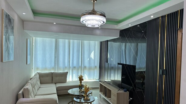 Ein modernes Wohnzimmer mit Sofa, Couchtisch und TV-Schrank.