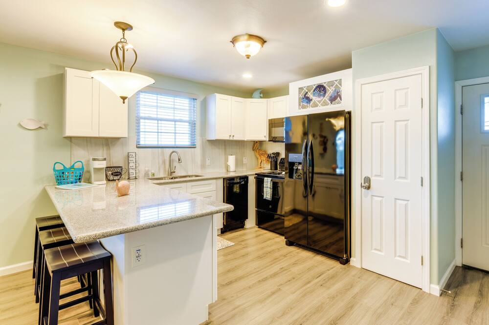 Relax at Heron Bay Cottage in Rockport, Texas! - Refugio County, TX