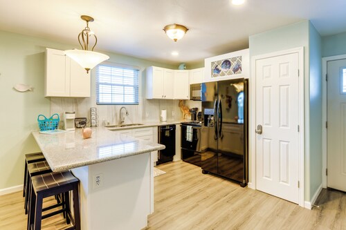 Heron Bay Cottage w/ Patio in Rockport!