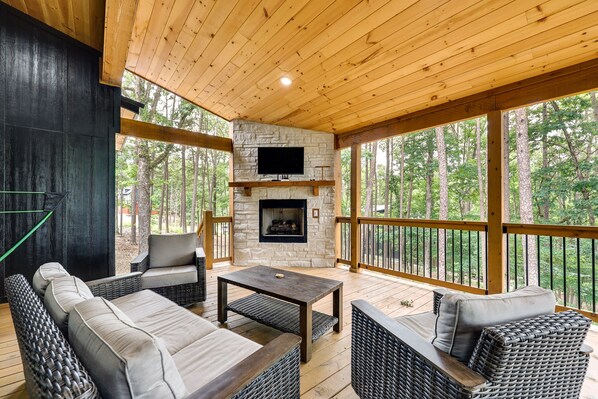 TV, fireplace, video-game console, books - Stunning Cabin w/ Hot Tub, 1 Mi to Broken Bow Lake (Broken Bow)