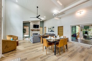 Dining - Stunning Cabin w/ Hot Tub, 1 Mi to Broken Bow Lake (Broken Bow)