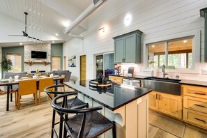 House (3 Bedrooms) | Private kitchen | Microwave, oven, stovetop, dishwasher - Stunning Cabin w/ Hot Tub, 1 Mi to Broken Bow Lake (Broken Bow)