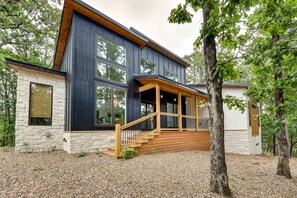 Exterior - Stunning Cabin w/ Hot Tub, 1 Mi to Broken Bow Lake (Broken Bow)