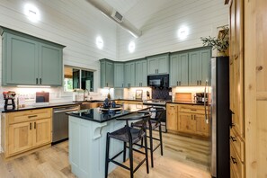 House (3 Bedrooms) | Private kitchen | Microwave, oven, stovetop, dishwasher - Stunning Cabin w/ Hot Tub, 1 Mi to Broken Bow Lake (Broken Bow)