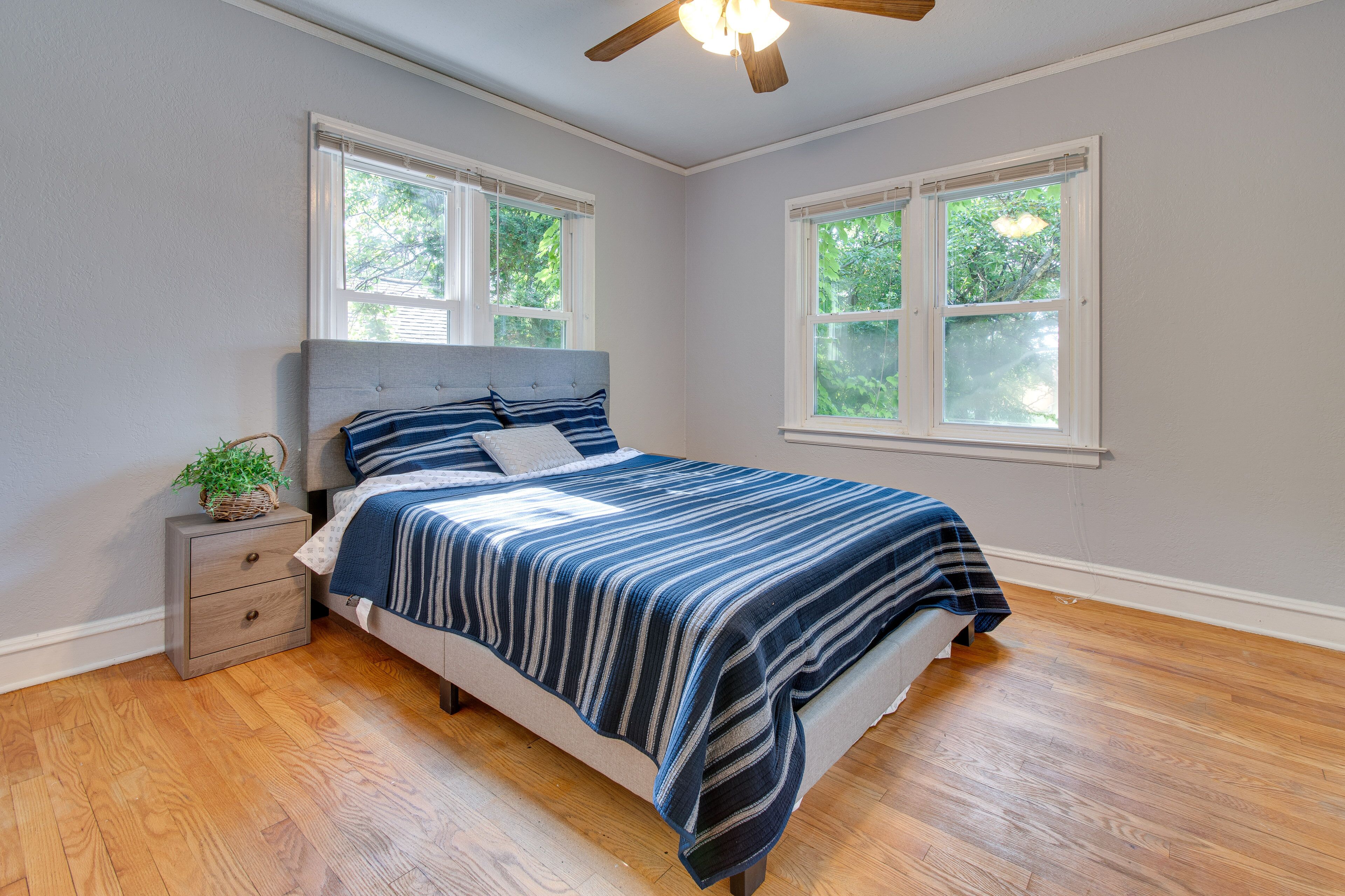 5 bedrooms, laptop workspace, iron/ironing board, bed sheets