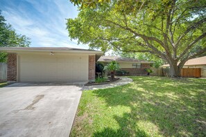 House (3 Bedrooms) | Interior - Mcqueeney Home w/ Grill ~ 10 Mi to New Braunfels (McQueeney)