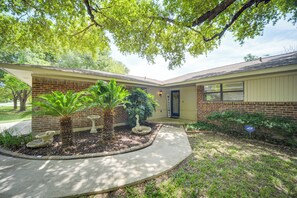 House (3 Bedrooms) | Interior - Mcqueeney Home w/ Grill ~ 10 Mi to New Braunfels (McQueeney)