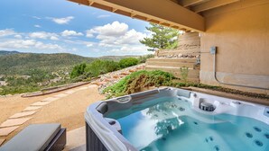 A hot tub with a clear view of a mountainous landscape. - Prescott Gem: Hot Tub & Mtn Views, 7 Mi to Dtwn (Prescott)