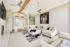 House (5 Bedrooms) | Interior