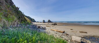 Lovely Cannon Beach Vacation Rental w/ Hot Tub