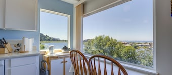 Peaceful Cloverdale Home - Walk to Winema Beach