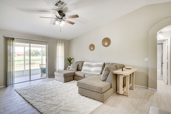 Books - Family-friendly Winter Haven Home w/ Pool! (Winter Haven)