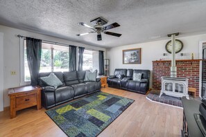 House (3 Bedrooms) | Interior - Darrington Rental w/ Private Yard & Mountain Views (Darrington)