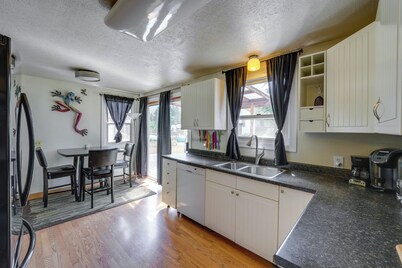 Darrington Rental w/ Private Yard & Mountain Views