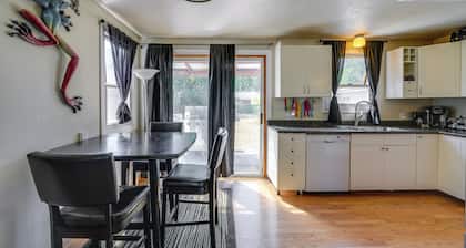 Darrington Rental w/ Private Yard & Mountain Views