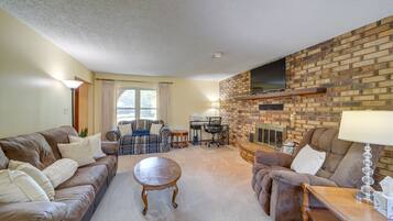 TV, fireplace