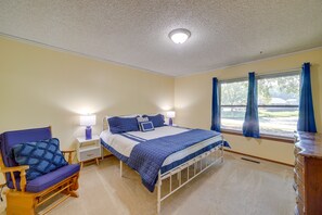 3 bedrooms, laptop workspace, iron/ironing board, free cots/infant beds - Quiet Oklahoma Home - Close to Golf Courses! (Bixby)