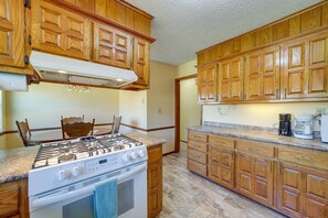 Private kitchen - Quiet Oklahoma Home - Close to Golf Courses! (Bixby)