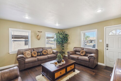 Quaint Midland Home ~ 1 Mi to Downtown!