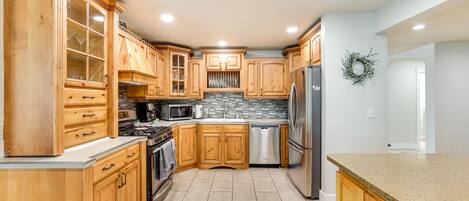 House (3 Bedrooms) | Private kitchen | Microwave, oven, stovetop, dishwasher