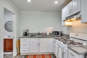 Interior - Sleek San Fernando Studio ~ 14 Mi to Universal (San Fernando)