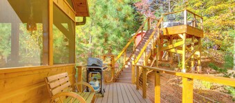7 Mi to Lake Lure: Mill Spring Cabin w/ Hot Tub
