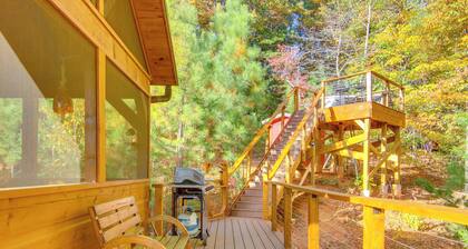 7 Mi to Lake Lure: Mill Spring Cabin w/ Hot Tub