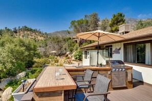 Outdoor dining - Stunning Kernville Home w/ Patio & Epic Views! (Kernville)