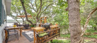 Lakefront Canadian Gem: Hot Tub, Decks & Grills
