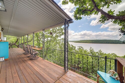 Lakefront Canadian Gem: Hot Tub, Decks & Grills