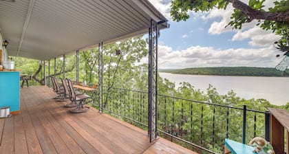 Lakefront Canadian Gem: Hot Tub, Decks & Grills
