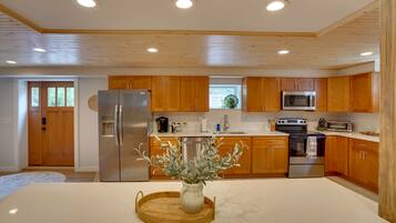 Nhà (4 Bedrooms) | Bếp riêng | Lò vi sóng, lò nướng, bếp nấu, máy rửa bát