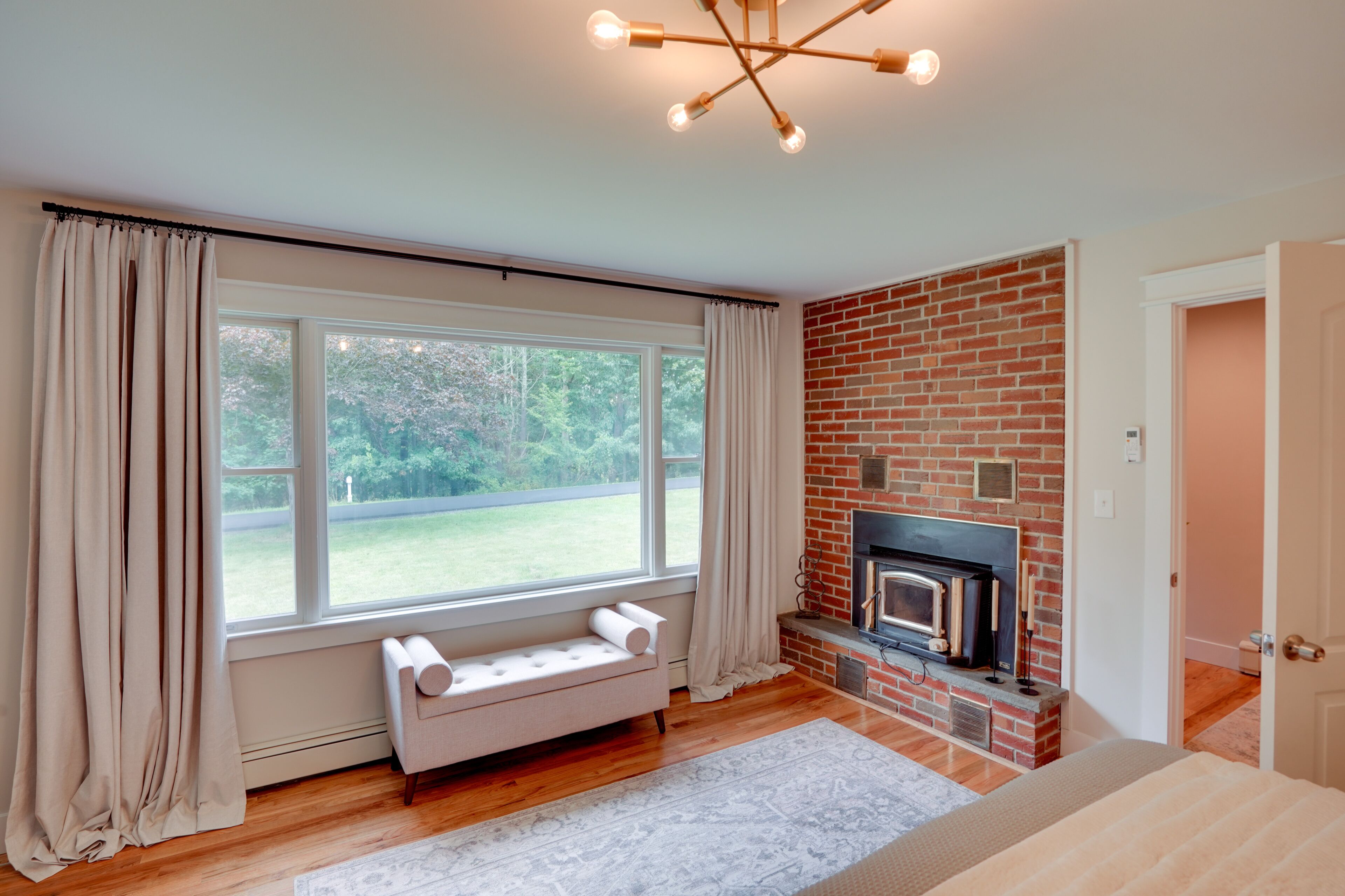 4 kamar tidur, ruang kerja ramah laptop, dan setrika/meja setrika