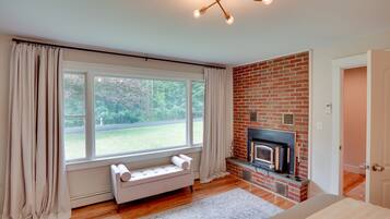 4 kamar tidur, ruang kerja ramah laptop, dan setrika/meja setrika