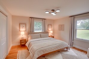 Hus (4 Bedrooms) | 4 soverom, skrivebord for bærbar PC og strykejern/-brett