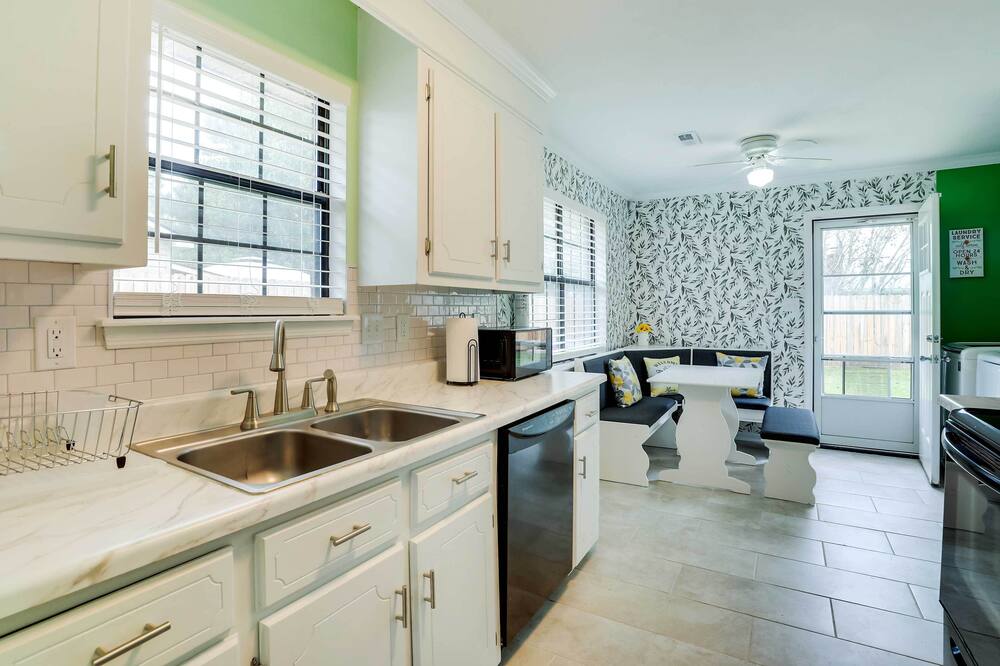 Vibrant North Charleston Duplex Near Airport! - Rantowles, SC