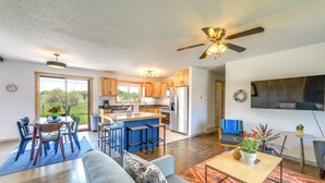 Una cucina moderna con mobili in legno, un'isola centrale e un frigorifero integrato.