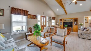 TV, books - Seguin Vacation Rental Near Guadalupe River! (Seguin)